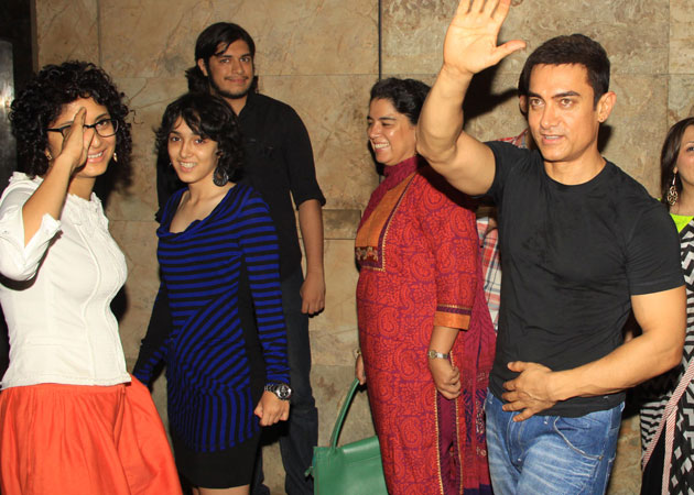 Aamir watches <i>Qayamat Se Qayamat Tak</i> with family, cast and crew