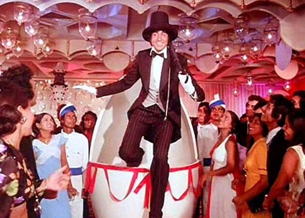 बॉलीवुड का वो डायरेक्टर जिसकी फिल्मों में हमेशा बच्चों से बिछड़ जाती थी मां, एक साल में दी चार ब्लॉकबस्टर, बालकनी से गिरकर हुई मौत