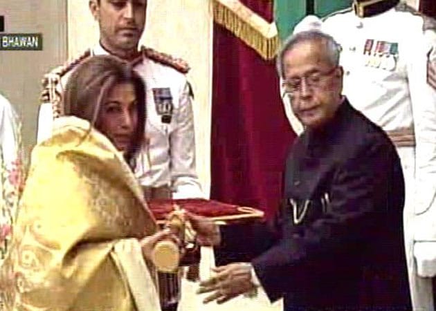 Rajesh Khanna receives his Padma Bhushan, collected by Dimple Kapadia 