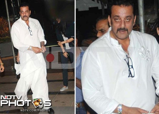 After non-bailable warrant, Sanjay Dutt shows up in court for bail
