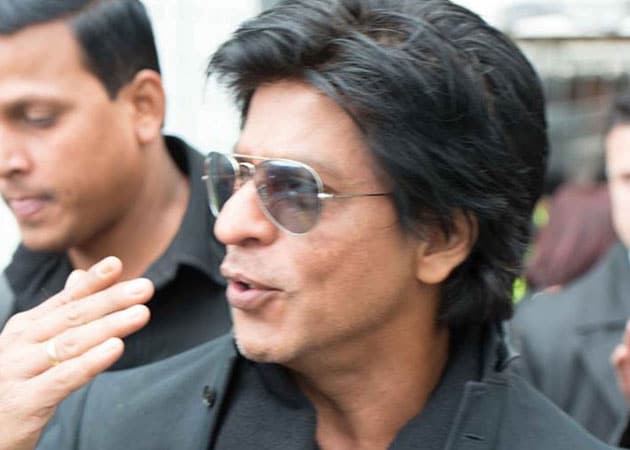 Shah Rukh Khan charms Vancouver, to perform despite injury 