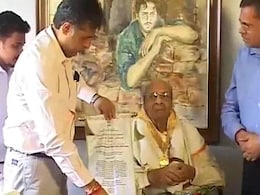 Pran receives his Dadasaheb Phalke award at home Pran receives his Dadasaheb Phalke award at home