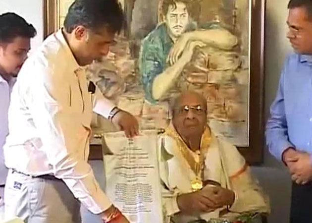 Pran receives his Dadasaheb Phalke award at home