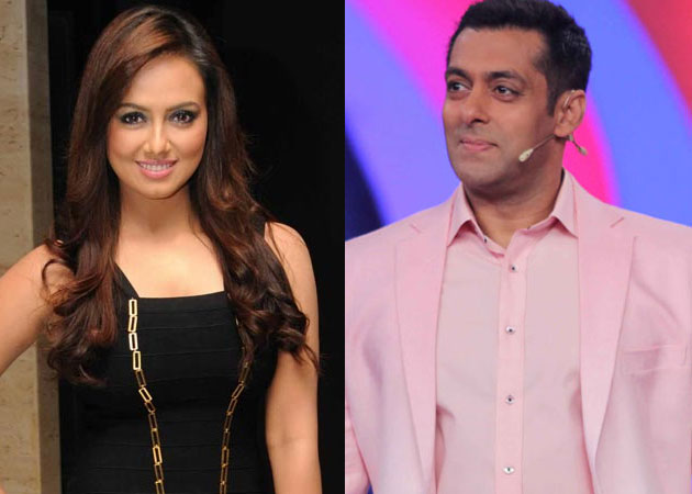 Salman Khan shows support to Sana Khan