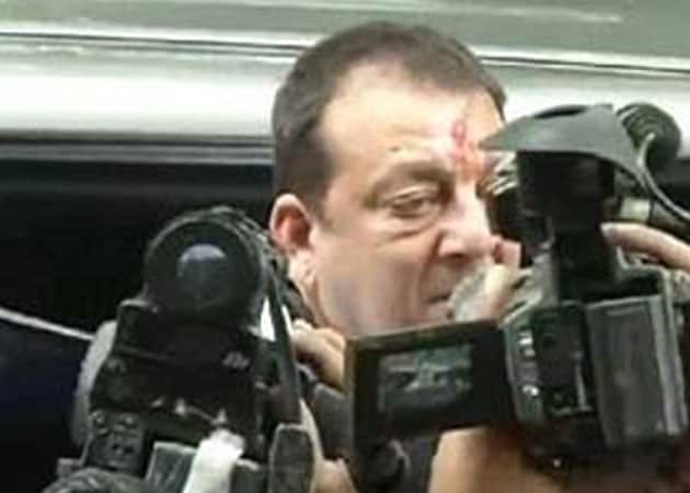 Sanjay Dutt mobbed as he reaches Mumbai court to surrender
