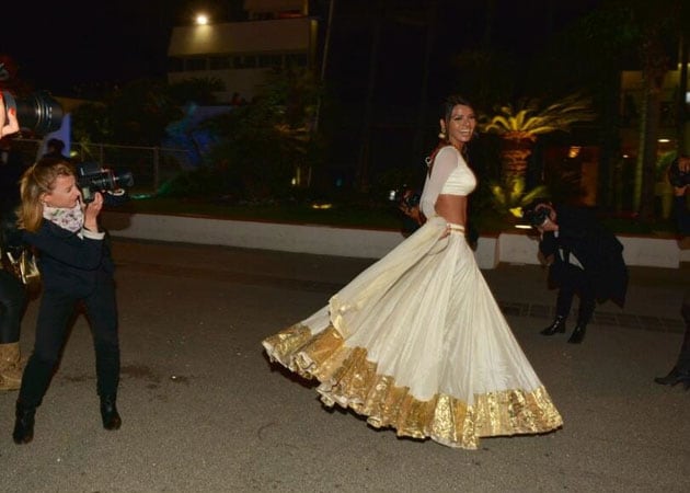 Sherlyn Chopra grooves in Indian outfit at Cannes red carpet