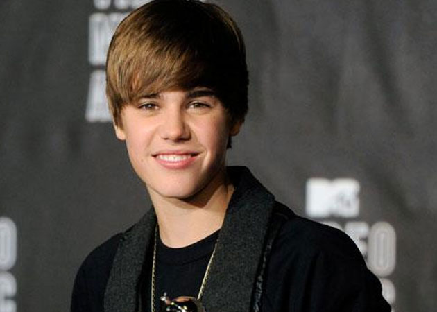 Justin Bieber kisses waitress?