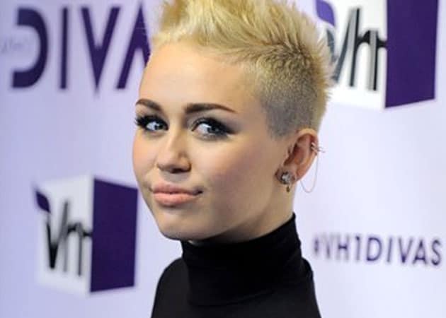 Miley Cyrus hires fan for online promotion 