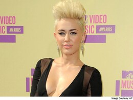 Miley Cyrus flashes ring amidst rumours of split Miley Cyrus flashes ring amidst rumours of split