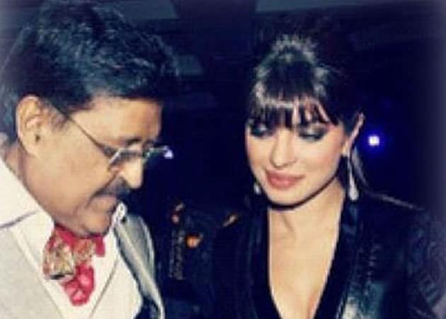 Be strong Priyanka, says Bollywood after father's death
