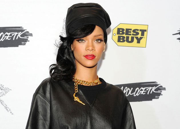 Rihanna hits fan with microphone