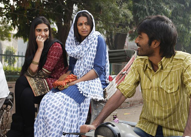 Sonam Kapoor finds BFFs in <i>Raanjhanaa</i> co-stars
