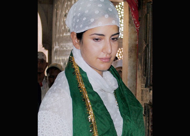 Katrina Kaif visits Salim Chishti's <i>dargah</i>; wants to shoot song