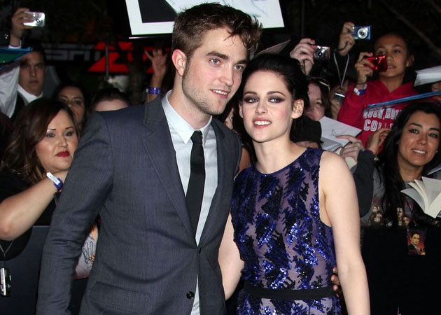 Kristen Stewart texts Robert Pattinson