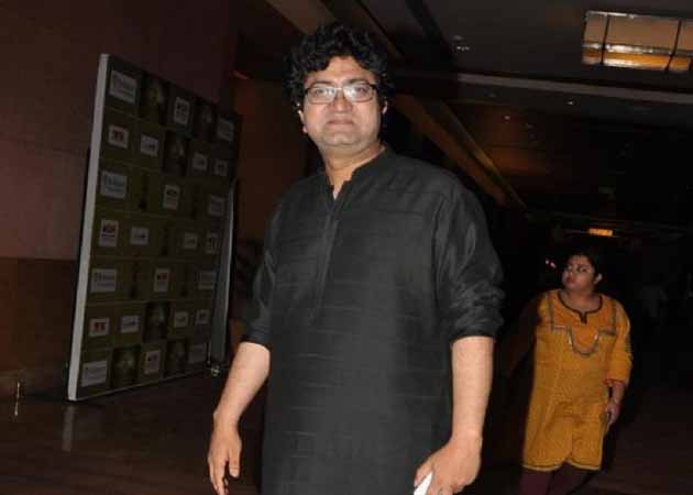 Not disturbed sanctity of Raghupati Raghav, says Prasoon Joshi about <i>Satyagraha</i> song