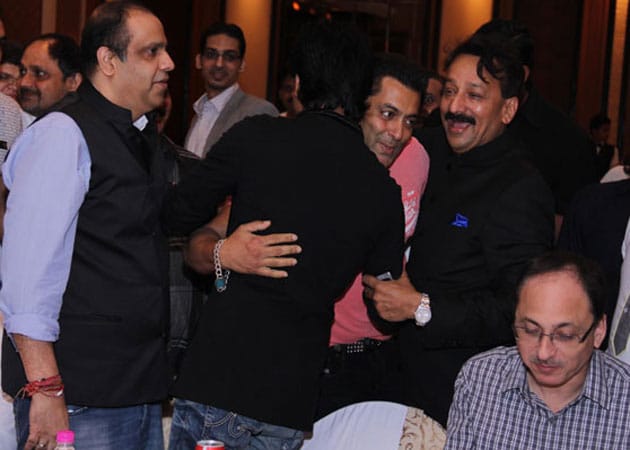 Salman Khan, Shah Rukh Khan end feud, hug each other at Mumbai iftaar party