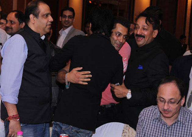 Salman Khan, Shah Rukh Khan end feud, hug each other at Mumbai <i>iftaar</i> party