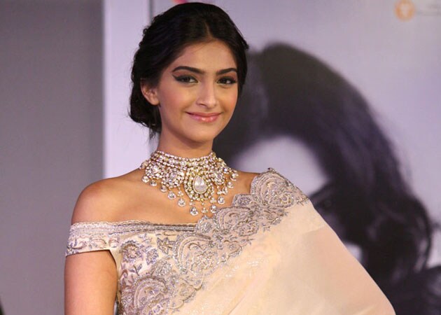 Wardrobe malfunction forces Sonam Kapoor to switch outfits 