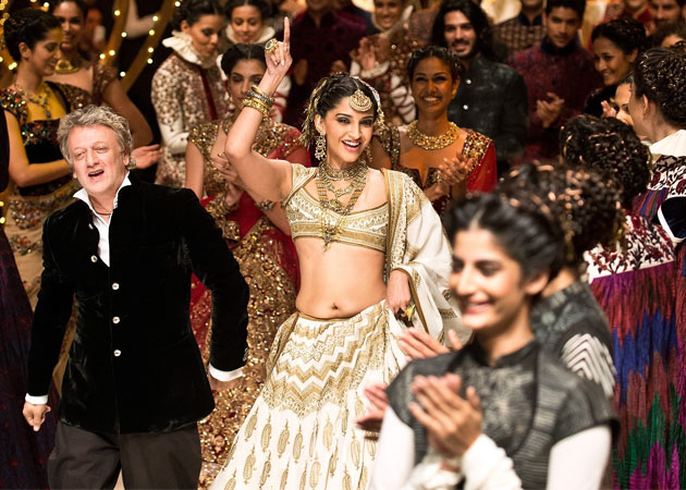 Sonam Kapoor breaks into sensuous jig at fashion show