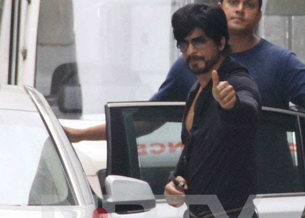  Shah Rukh Khan visits Hrithik Roshan post his surgery