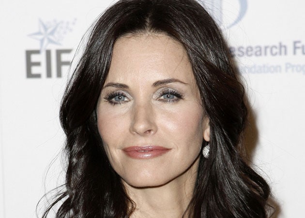 Courteney Cox cuts short vacation after breaking her wrist 