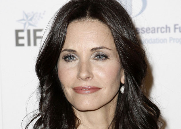 Courteney Cox cuts short vacation after breaking her wrist