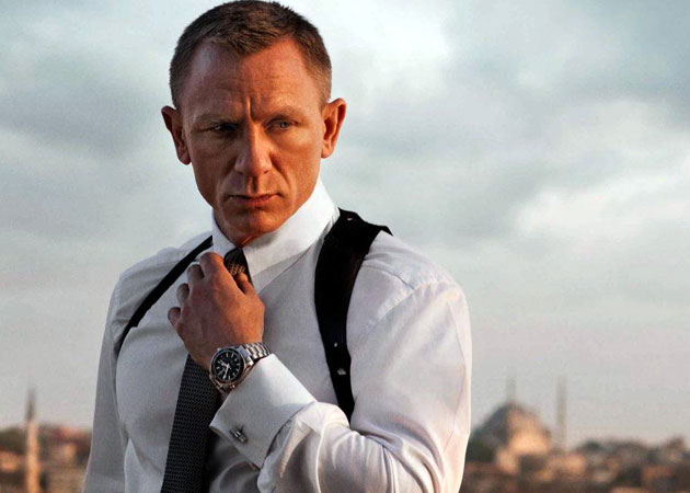 Daniel Craig flips the bird at photographer