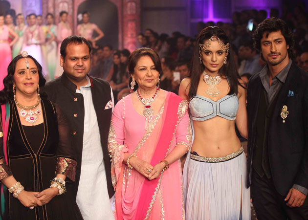 Sharmila Tagore, Kangana Ranaut sizzle on the IIJW ramp