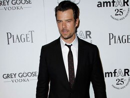 Josh Duhamel joins charity painting session Josh Duhamel joins charity painting session