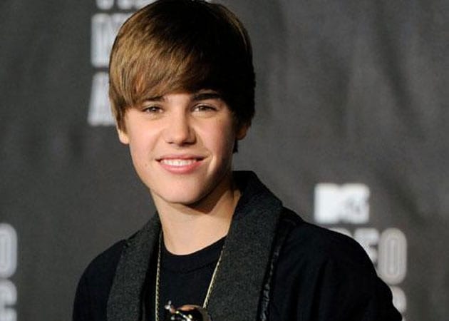 Justin Bieber drops saliva bomb on fans