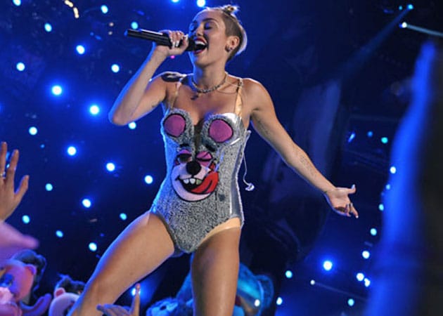 Miley Cyrus tweets message from father supporting her raunchy act