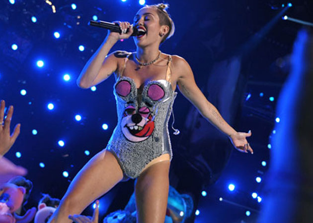 Miley Cyrus follows up risque show with raunchy tweets