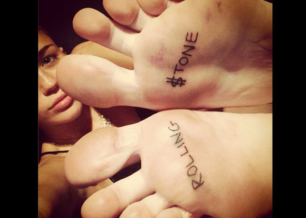 Miley Cyrus gets Rolling Stone tattoo on the soles of her feet