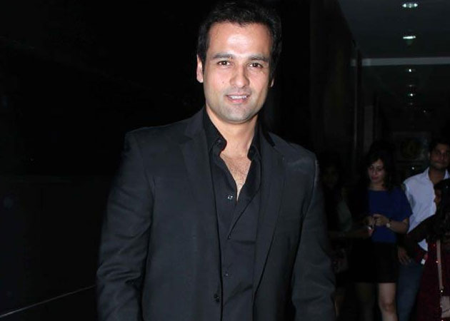 Rohit Roy keen to direct love story