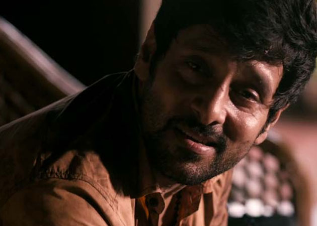 Vikram shaves head for <I>Ai</i>