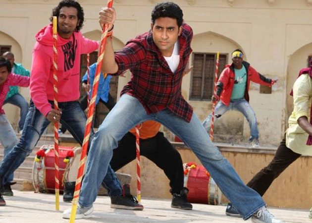 Abhishek Bachchan promotes <i>Dhoom: 3</i> despite injury