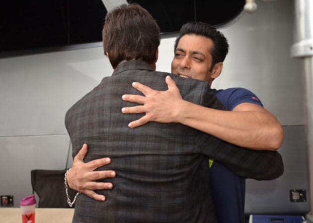 Amitabh Bachchan visits Salman Khan, enquires about his health 