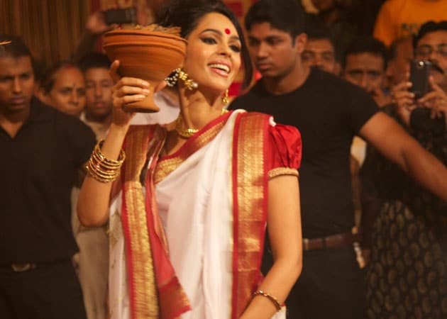 Mallika Sherawat visits Kolkata, seeks blessings from goddess Durga