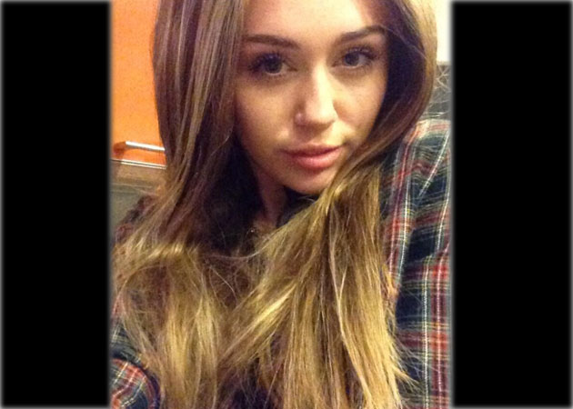 Miley Cyrus tweets selfie with <I>Hannah Montana</I>-style hair