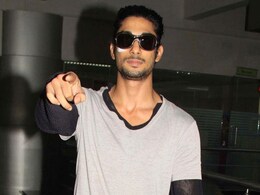 Prateik Babbar cuts cake for Smita Patil's 58th birth anniversary Prateik Babbar cuts cake for Smita Patil's 58th birth anniversary