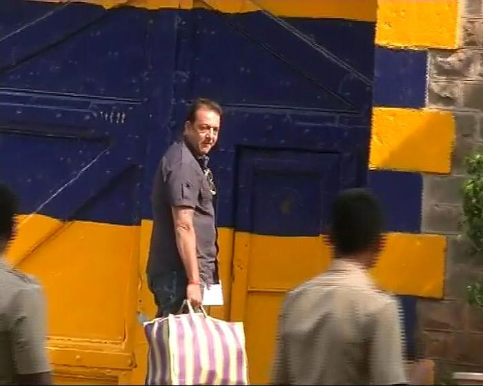 Actor Sanjay Dutt returns to Pune jail