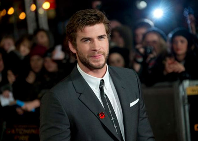 Liam Hemsworth's injures finger while playing Five Finger Fillet