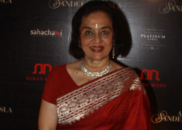 Asha Parekh unveils her hand impression tile