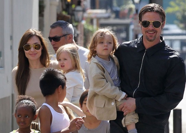 Brad Pitt, Angelina Jolie do Christmas shopping at discount store