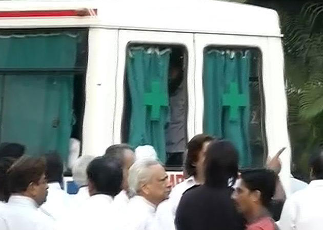 Farooq Sheikh's body brought to Mumbai for last rites