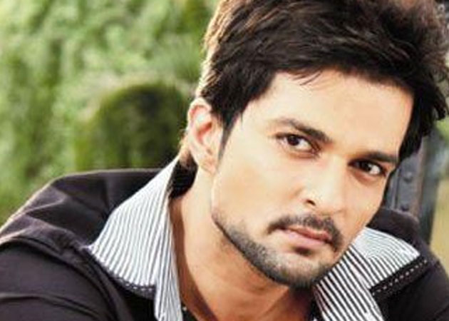 Raqesh Vashishth replaces Karan Singh Grover in <i>Qubool Hai</i>