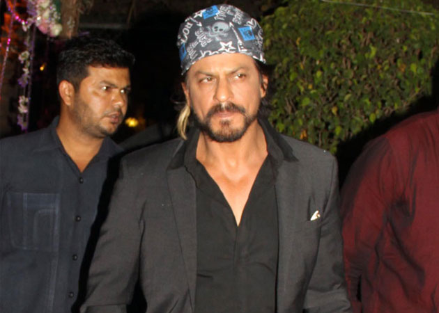  Shah Rukh Khan activates 'kiss mode'