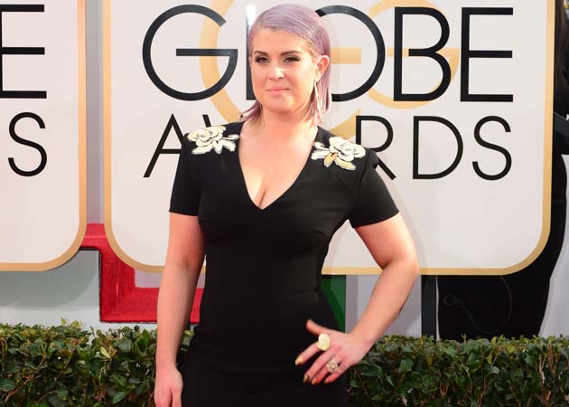 Golden Globes 2014: Kelly Osbourne makes a run for it on the red carpet