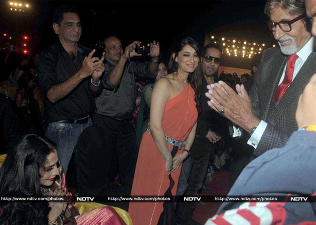 <i>Silsila</i> ends: Amitabh Bachchan greets Rekha in public