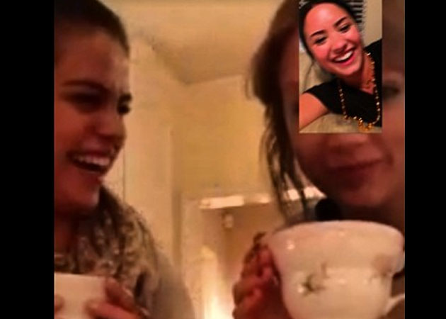 Singers Selena, Taylor and Demi bond over tea